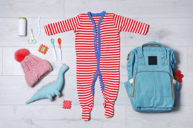 Bebek Aksesuarları ve ahşap arka plan hamile sırt düz yatıyordu kompozisyonu