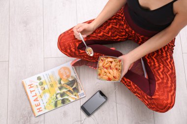Genç kadın giysileri sağlıklı kahvaltı evimde fitness üstten görünüm