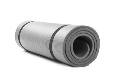 Gri yoga mat beyaz arka plan üzerinde haddelenmiş