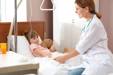 Doktor hastanede intravenöz damla ile küçük çocuk ziyaret