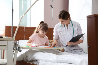 İntravenöz damla hastanede doktor ziyareti sırasında çizim ile küçük çocuk