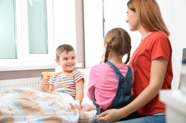 Mutlu aile ziyaret küçük çocuğun hastanede kalması