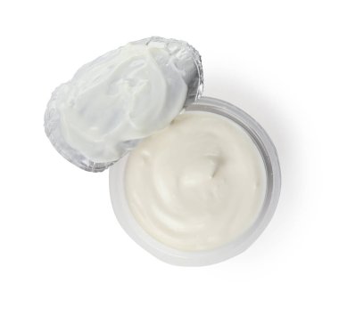 Beyaz arka planda, üstten görünüm Kaymaklı Yoğurt ile plastik bardak