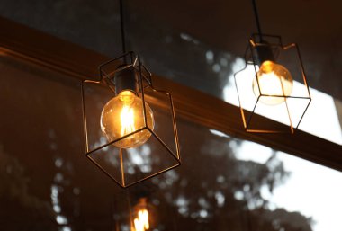 Pencere kapalı yakınındaki parlayan ışık Ampüller lambalı kolye