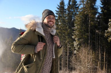 Adam dağlarda kış tatili harcama. Metin için yer