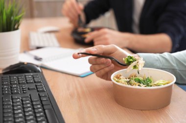 Ofis çalışanları işyerinde, closeup öğle yemeği. Food teslim