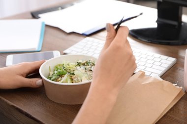 Salata öğle yemeğinde işyeri, portre ofis çalışanı. Food teslim