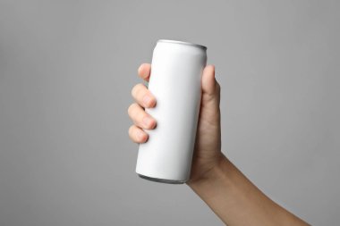 Kadın tutarak alüminyum gri arka planda, closeup içecek olabilir. Alan tasarımı için