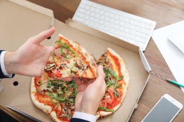 Pizza öğle yemeğinde işyeri, portre ofis çalışanı. Food teslim