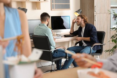 Ofis çalışanları işyerinde öğle yemeği. Food teslim