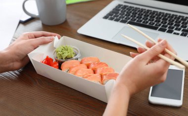 Ofis çalışanı işyerinde, closeup öğle yemeği. Food teslim