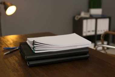 Belgeler Ofis ahşap masa üzerinde yığını