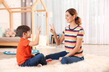 Anne ve çocuğu işaret dili kapalı yardımıyla konuşmayı işitme engelliler
