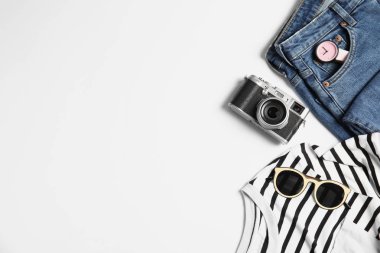 Aşınma, kamera ve üzerinde beyaz izole metin için yer düz yatıyordu kompozisyonu. Moda blogger