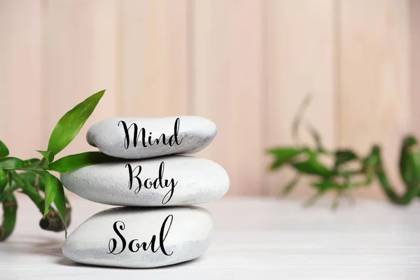 Composition Zen Stones Words Mind Body Soul Table Blurred Background — Stock Photo, Image