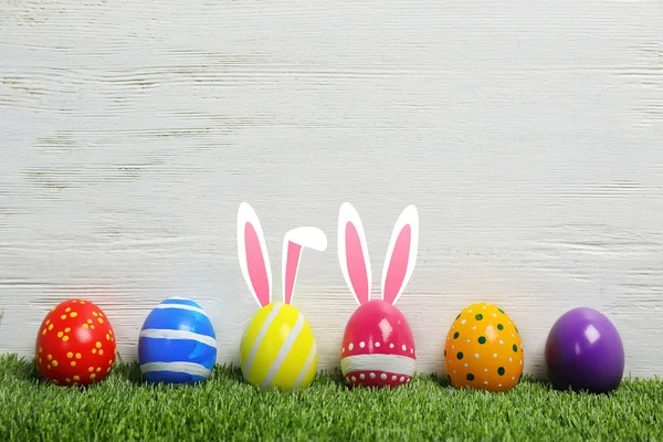 Zdobené Velikonoční Vajíčka Roztomilý Zajíček Uši Zelené Trávě Dřevěné Pozadí — Stock fotografie