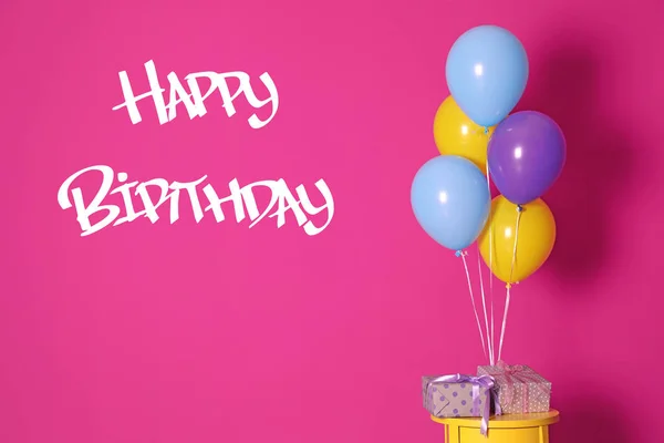 Μάτσο Φωτεινά Μπαλόνια Δώρα Και Κείμενο Χαρούμενα Γενέθλια Κοντά Ροζ — Φωτογραφία Αρχείου