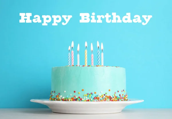 Heerlijke Cake Met Kaarsen Tekst Happy Birthday Tegen Blauwe Achtergrond — Stockfoto