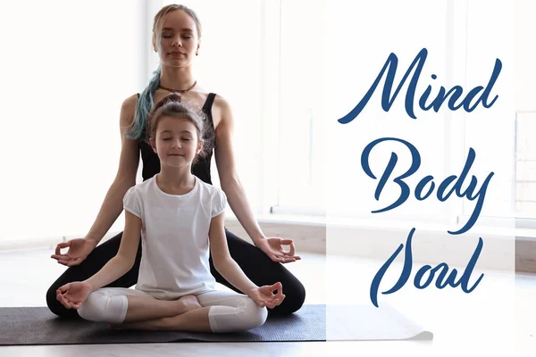 Mama Fiica Practica Zen Yoga Sala Gimnastică Text Minte Trup — Fotografie, imagine de stoc