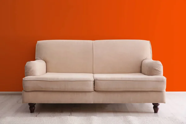 Sofa Yang Nyaman Dekat Dinding Oranye — Stok Foto