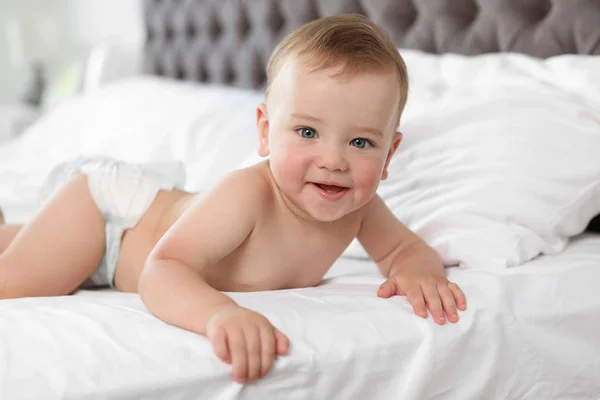 Очаровательный Маленький Ребенок Аллергией Лежал Кровати Дома — стоковое фото