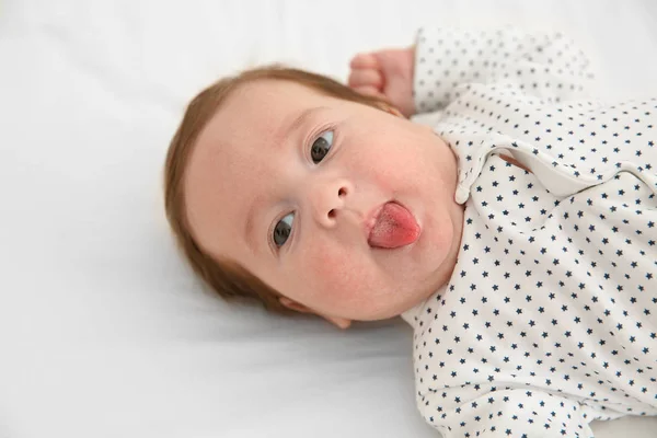 Πορτρέτο Του Αξιολάτρευτο Μωρό Αλλεργία Ξαπλωμένος Στο Κρεβάτι Κοντινό Πλάνο — Φωτογραφία Αρχείου