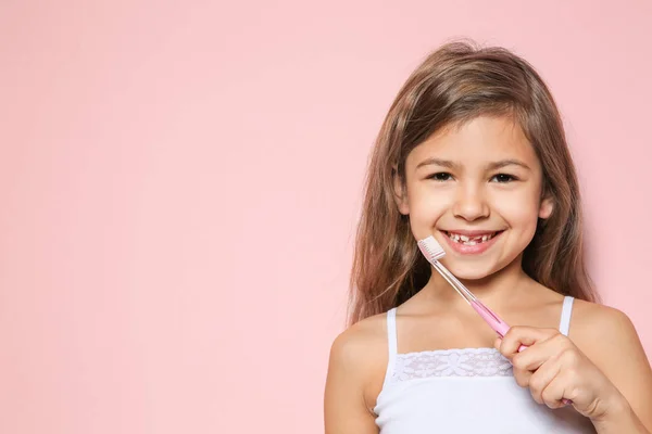 Porträt Eines Kleinen Mädchens Mit Zahnbürste Auf Farbigem Hintergrund Raum — Stockfoto