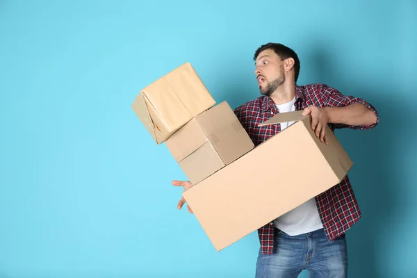 Hombre Dejando Caer Cajas Movimiento Sobre Fondo Color Espacio Para — Foto de Stock