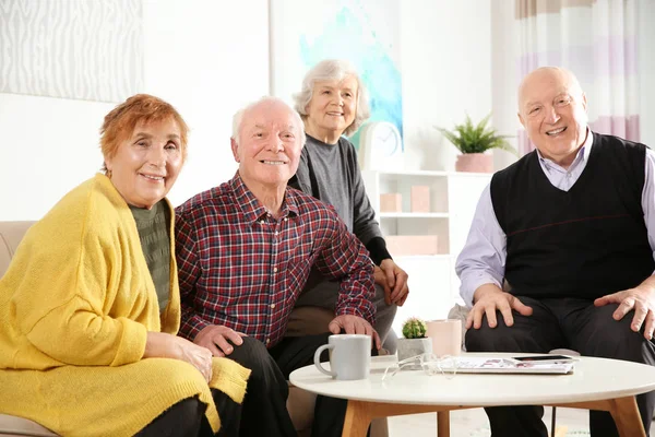 Portret Van Gelukkige Bejaarde Mensen Aan Tafel Woonkamer — Stockfoto