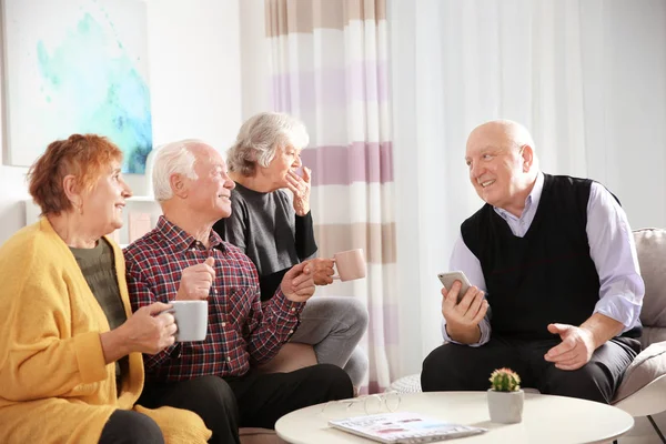 Пожилые Люди Проводят Время Вместе Гостиной — стоковое фото