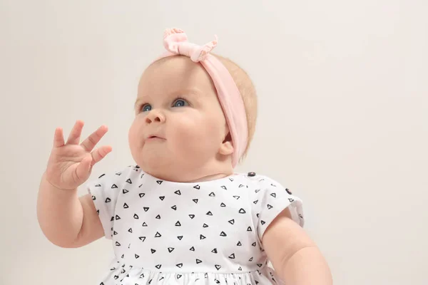 明るい背景でかわいい服の少女 赤ちゃんのアクセサリー — ストック写真