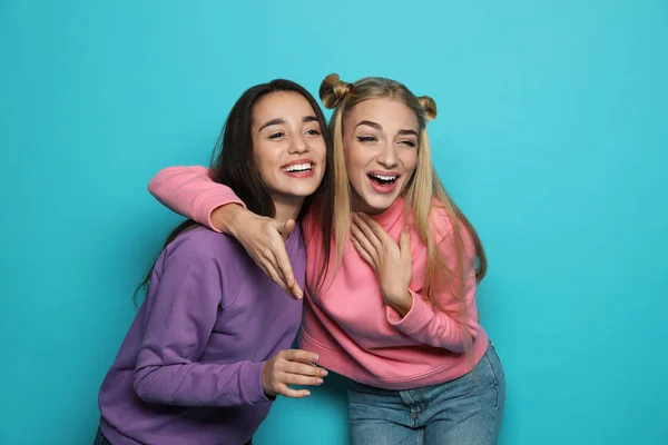 Dos Hermosas Mujeres Riendo Juntas Contra Fondo Color — Foto de Stock