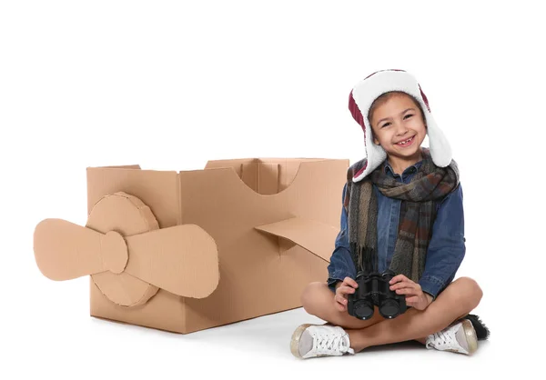 Niedliches Kleines Mädchen Das Mit Fernglas Und Pappflugzeug Auf Weißem — Stockfoto