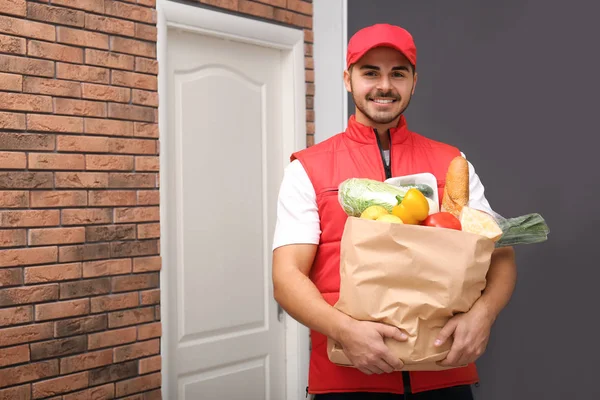 Junger Mann Isst Leckeren Burger Auf Farbigem Hintergrund Raum Für — Stockfoto