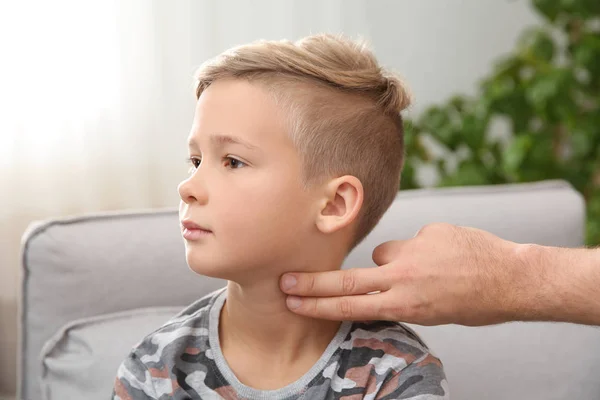 Man Controle Jongetje Pulse Met Vingers Binnenshuis — Stockfoto