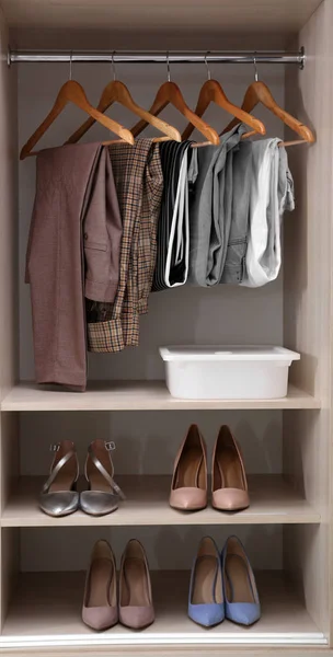 Collectie Van Stijlvolle Kleding Schoenen Grote Garderobe Kast — Stockfoto