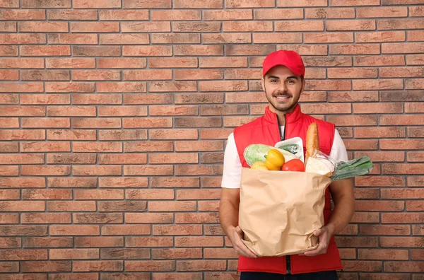 Τροφίμων Παράδοση Courier Κρατώντας Χαρτί Τσάντα Προϊόντα Κοντά Τοίχο Από — Φωτογραφία Αρχείου