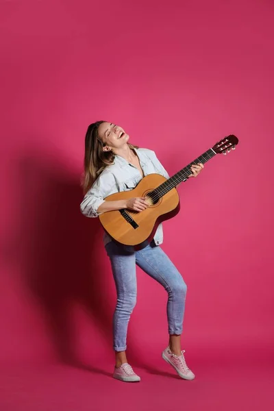 Young Woman Playing Acoustic Guitar Color Background — Stock Photo, Image