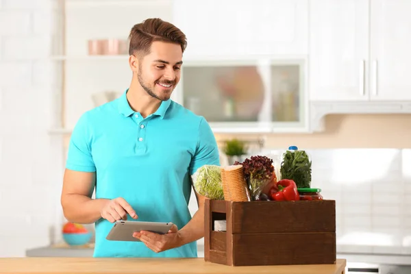 Jeune Homme Mangeant Hamburger Savoureux Sur Fond Couleur Espace Pour — Photo