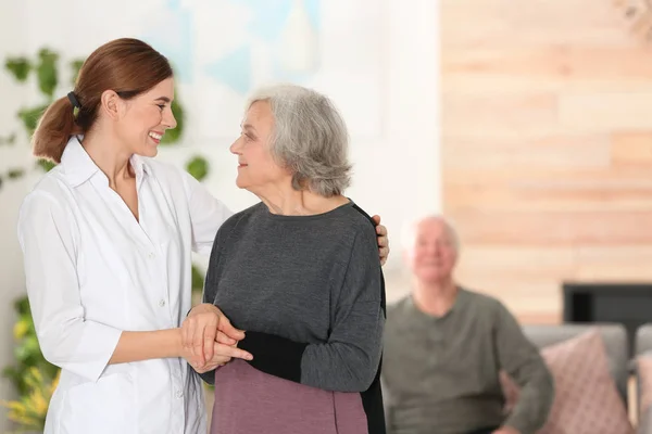 Mujer Anciana Con Cuidadora Sala Estar Espacio Para Texto — Foto de Stock