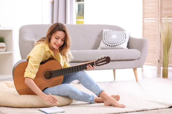 Akustik Gitar Oturma Odasında Şarkı Beste Olan Kadın Metin Için — Stok fotoğraf