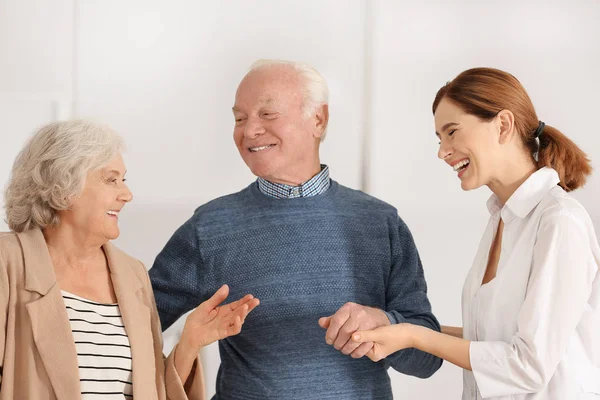 Ouderen Echtgenoten Met Vrouwelijke Verzorger Kamer — Stockfoto