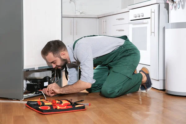 Técnico Masculino Reparação Uniforme Geladeira Dentro Casa — Fotografia de Stock