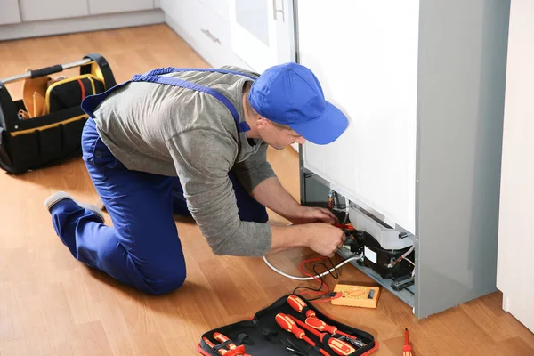 Manliga Tekniker Uniform Reparera Kylskåp Inomhus — Stockfoto