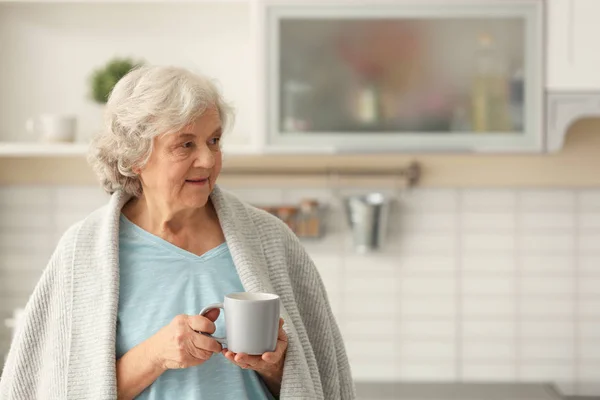 Mujer Mayor Con Taza Cocina Espacio Para Texto —  Fotos de Stock