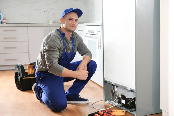 Técnico Masculino Con Herramientas Cerca Refrigerador Roto Interior —  Fotos de Stock