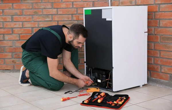 Técnico Masculino Uniforme Reparando Refrigerador Interiores — Foto de Stock