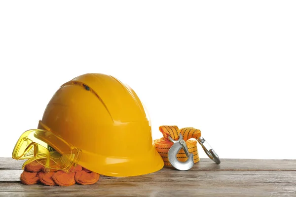 Set Van Veiligheidsuitrusting Tafel Tegen Witte Achtergrond — Stockfoto