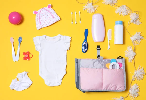 Plat Lag Samenstelling Met Baby Accessoires Moederschap Tas Kleur Achtergrond — Stockfoto
