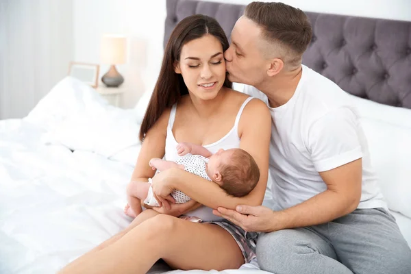 Pareja Feliz Con Bebé Recién Nacido Cama — Foto de Stock